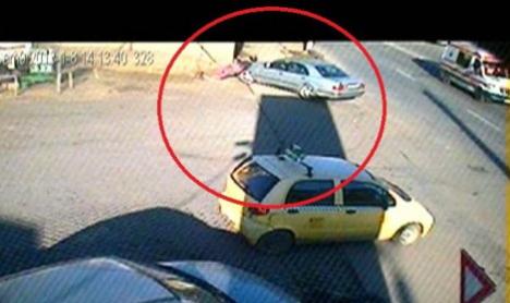 Şocant: Lovită cu maşina, de un şofer de Mercedes nervos că a traversat prea încet (VIDEO)